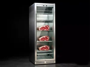 牛肉が入った業務用ドライエイジング冷蔵庫